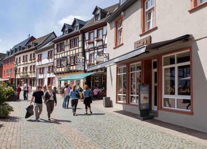Een winkelstraat met veel vakwerkhuizen in Bad Münstereifel.