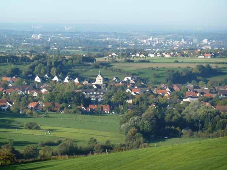 Uitzicht op Neuenbeken in het Paderborner Land