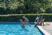 Het Wiedtalbad is een overdekt zwembad en buitenzwembad 