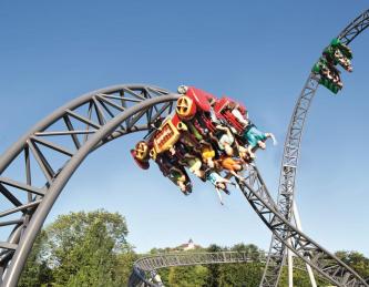 De achtbaan karacho in attractiepark Tripsdrill in Zuid-Duitsland