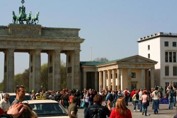 Het beroemde Brandenburger Tor in het hartje van Berlijn in het voormalige Oost-Duitsland