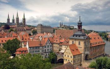Het stadhuis en de kerk van Bamberg: deel van het Unesco werelderfgoed