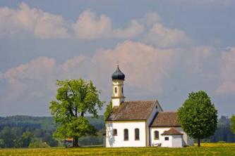 De karakteristieke ui-vormige torens van kerken en kapellen in Hoog-Beieren