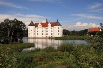 Tijdens een vakantie in Duitsland kunt u het kastelen zoals kasteel Glücksburg bezoeken. 