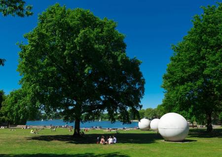 De Poolballs van Claes Oldenburg aan de Aasee