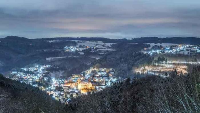 Het kerstdorp Waldbreitbach is feestelijk verlicht. 