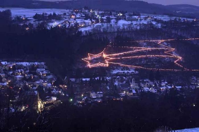 De ster van Bethlehem in het kerstdorp in Waldbreitscheid. 