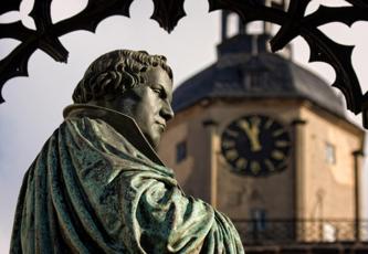 Een standbeeld van Luther in Wittenberg
