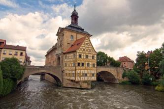 het stadhuis van Bamberg staat midden in de rivier de Regnitz