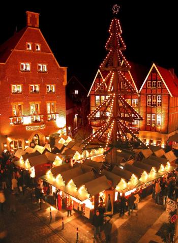 Kerstshoppen op de kerstmarkt van Münster in Duitsland.