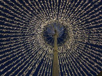 De kerstmarkt van Essen wordt versierd met prachtige lichtobjecten